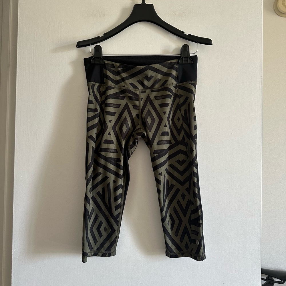 Lululemon Athletica Green Chevron Shuffle Black Clip in Crop Leggings size 6 EUC - Picture 12 of 15